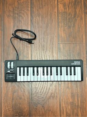 AKM320 32-Key USB MIDI Keyboard Controller - Black